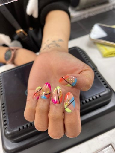 Kleurrijke nagels met abstracte lijnen en patronen op een hand.