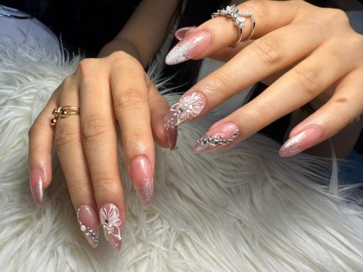 Nette handen met lange, gelakte nagels en sierlijke ringen.