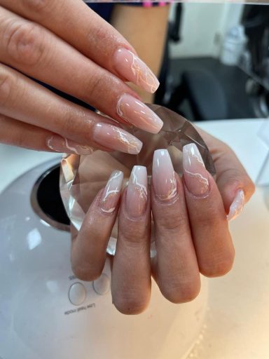 Nailart met lange, gladde nepnagels in een lichte kleur met Franse manicure.