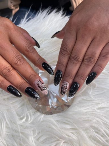 Gemanipuleerde nagels met zwart en champagnekleurig ontwerp op een nepleren ondergrond.