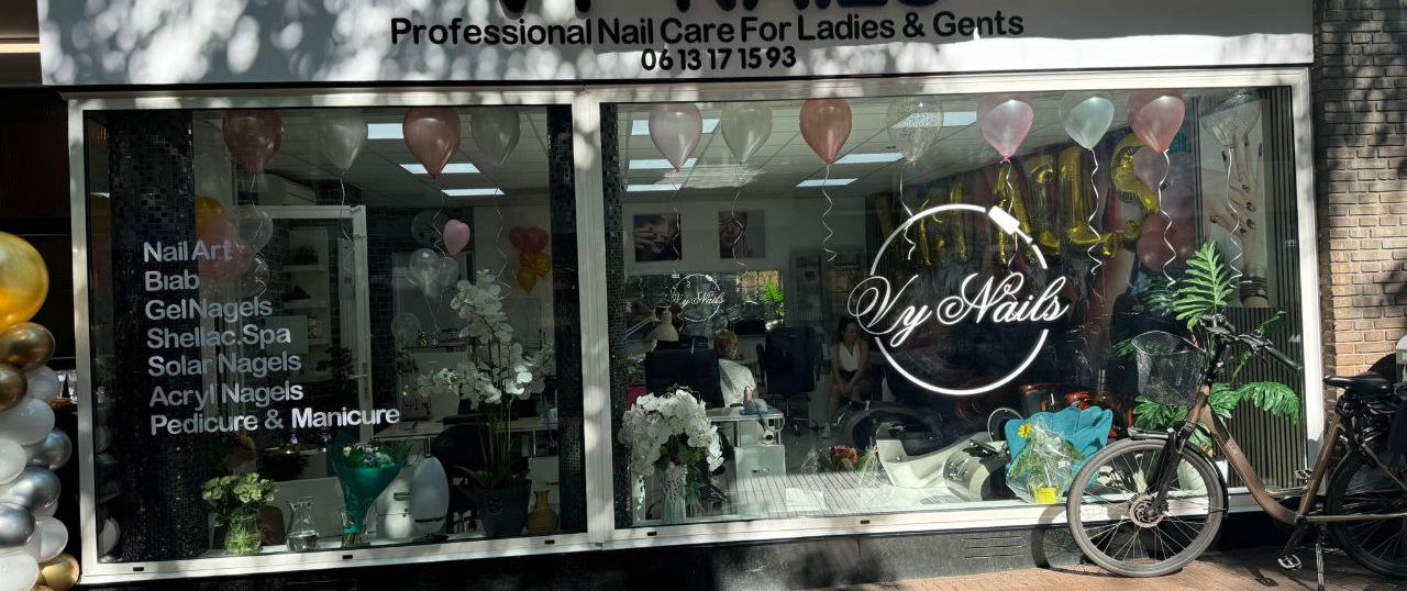 Nagelstudio Vynailsnijmegen De etalage van Vynailsnijmegen met kleurrijke aankleding en decoraties. Kom voor u mooie nagels